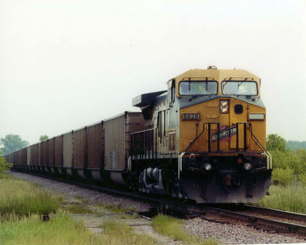 C&NW-8828.jpg - Back in September 2004, Wally caught the 8828 at Highway K with empty hoppers for the Powder River.